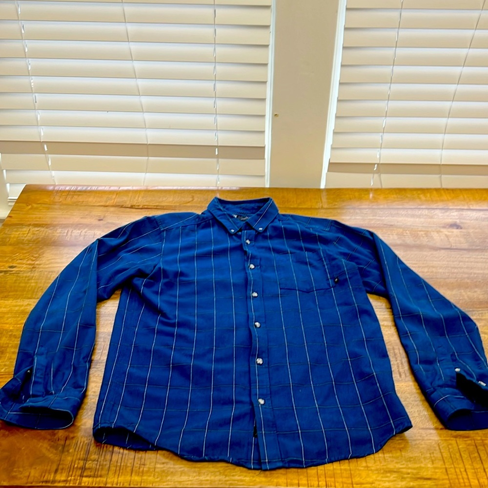 Beautiful blue mountain hardware button down shirt casual
